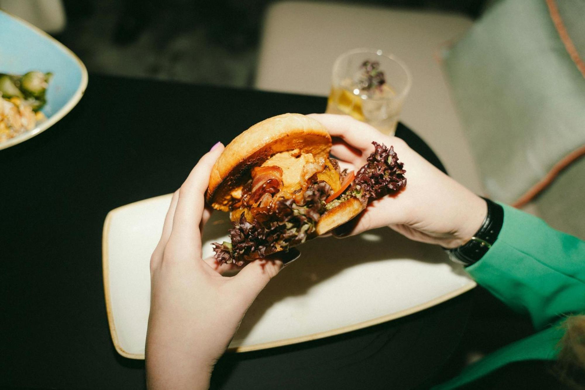 Renaissance Hamburg Hotel Exterior foto A burger being held in the hand