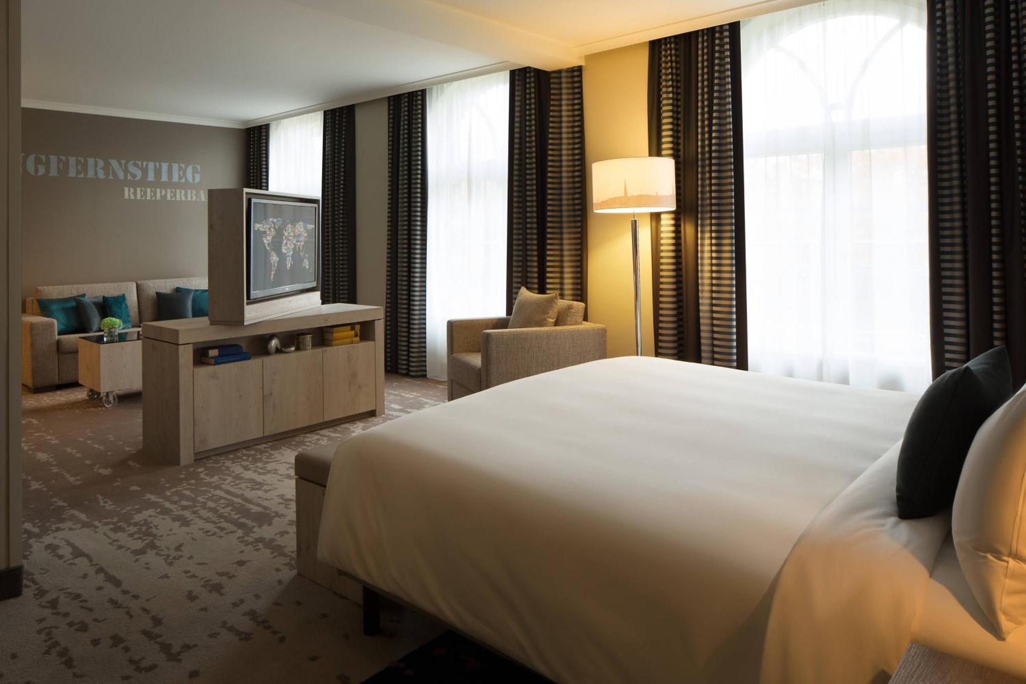 Renaissance Hamburg Hotel Exterior foto A room at the hotel