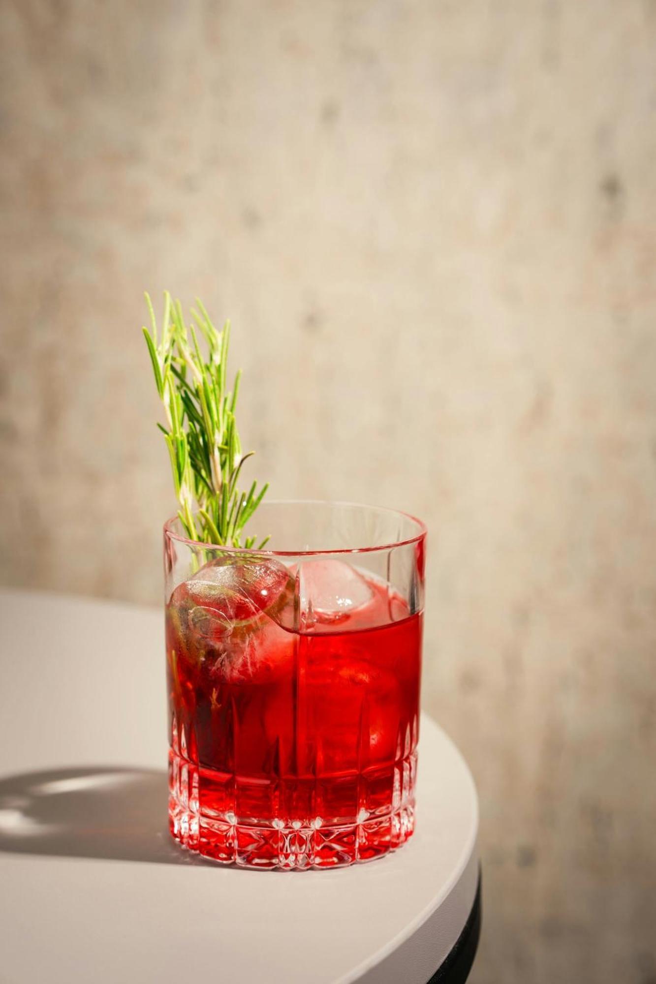 Renaissance Hamburg Hotel Exterior foto A Negroni garnished with a sprig of rosemary