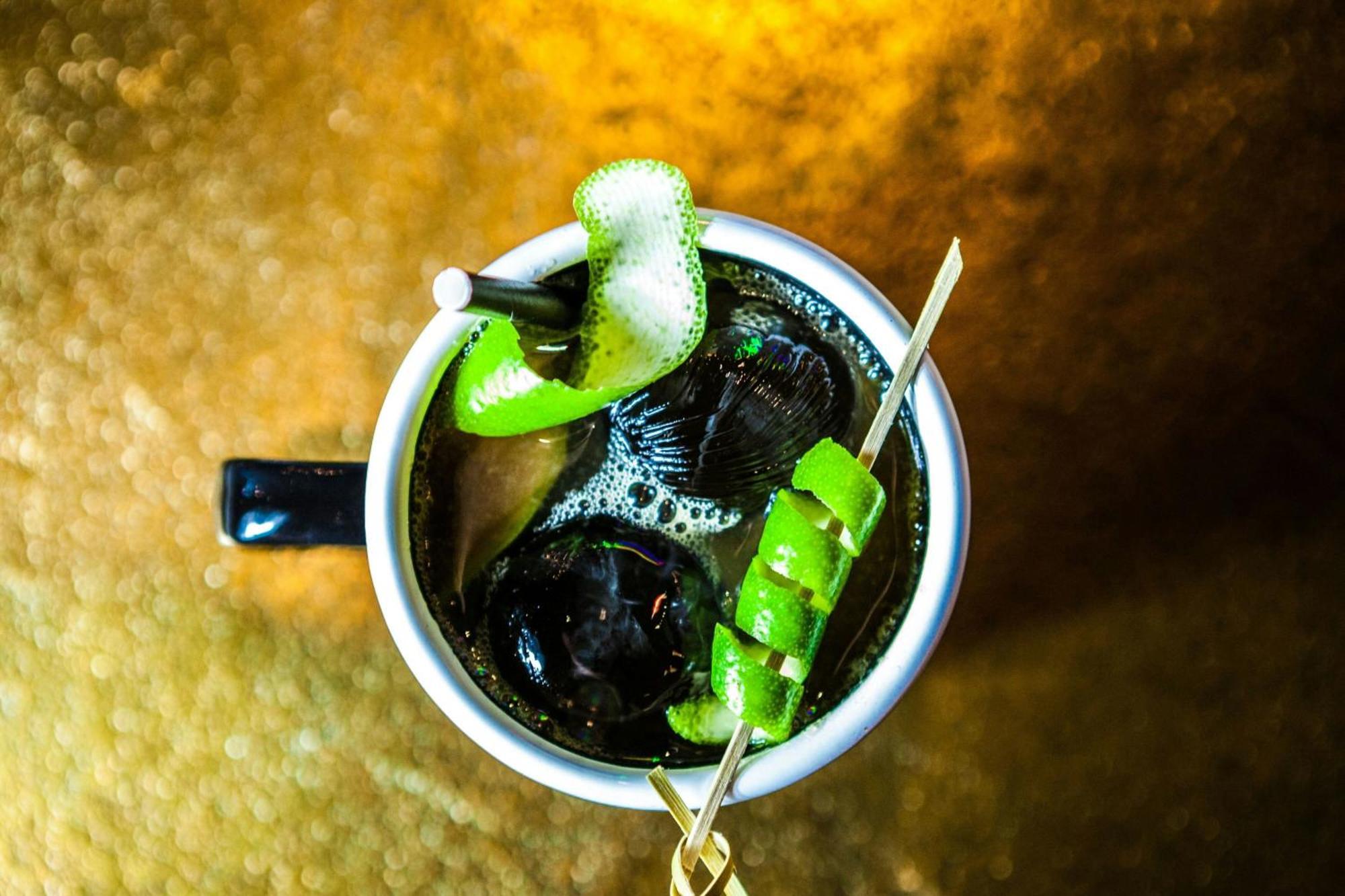 Renaissance Hamburg Hotel Exterior foto A cup of coffee with a twist of lime