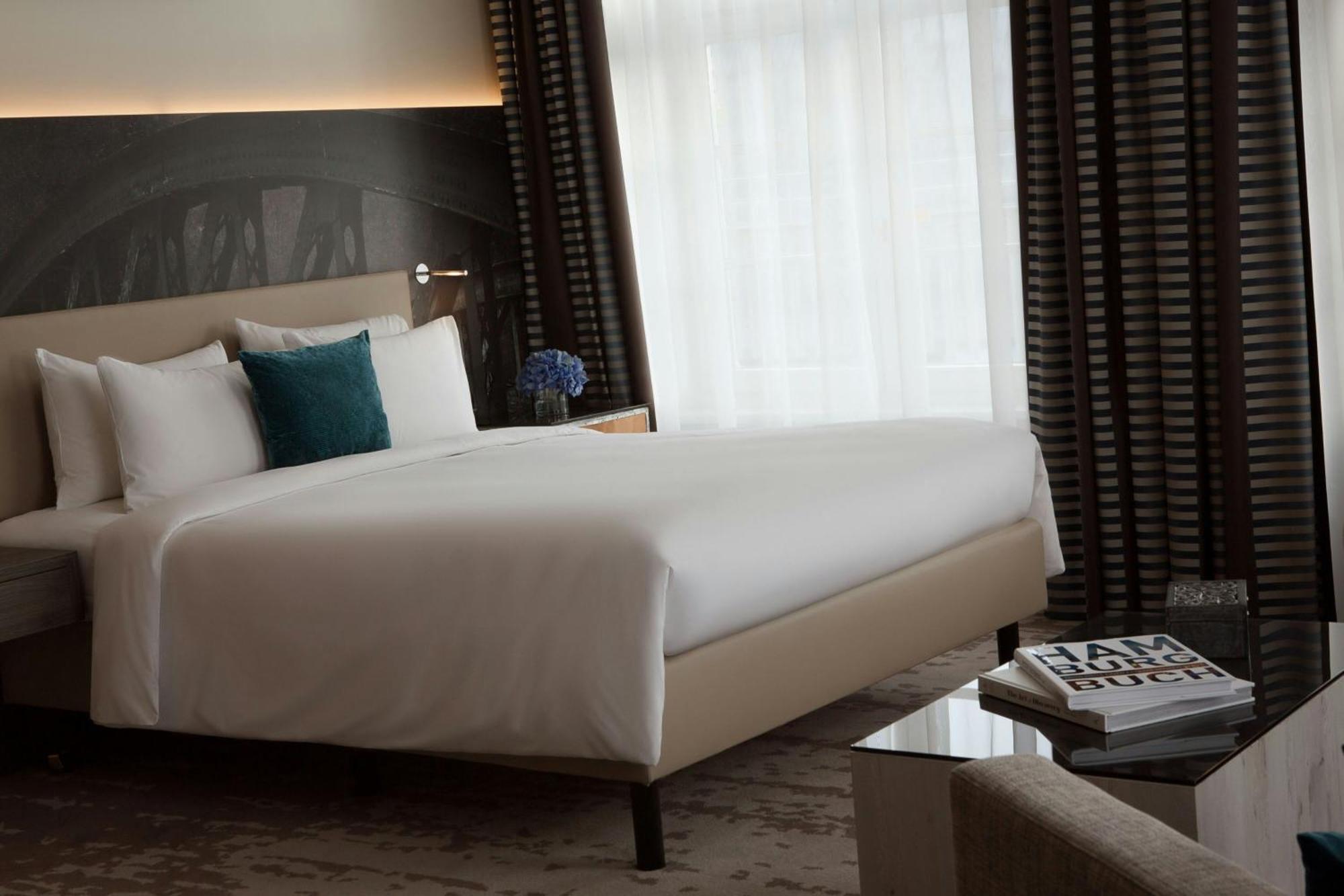 Renaissance Hamburg Hotel Exterior foto A bedroom at the hotel