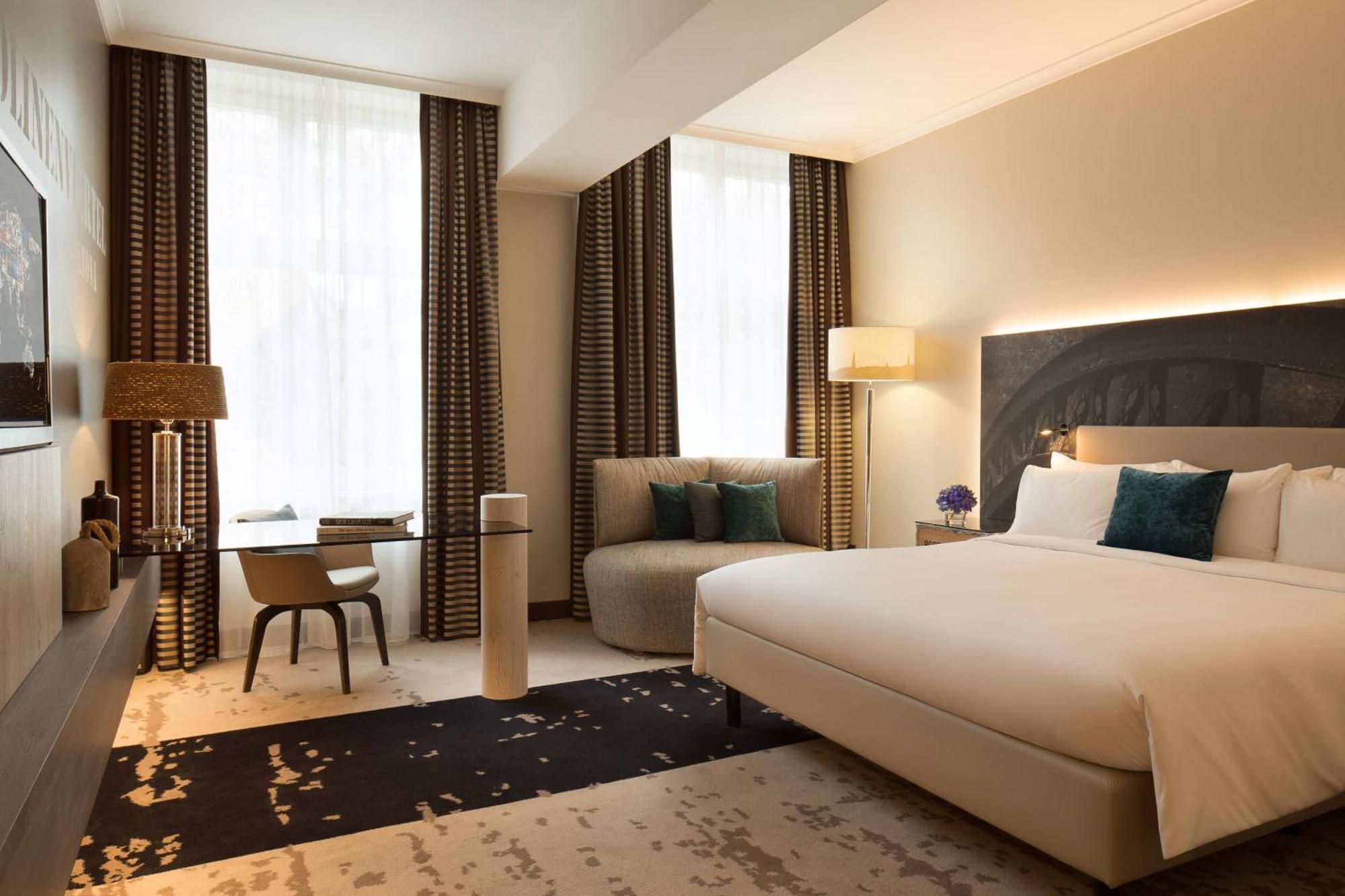 Renaissance Hamburg Hotel Exterior foto A room at the hotel